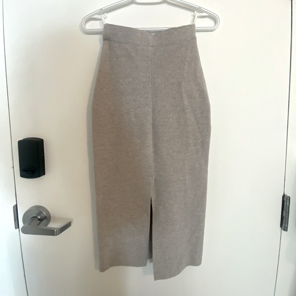 Light Grey Wool Aritzia skirt - Picture 2 of 5